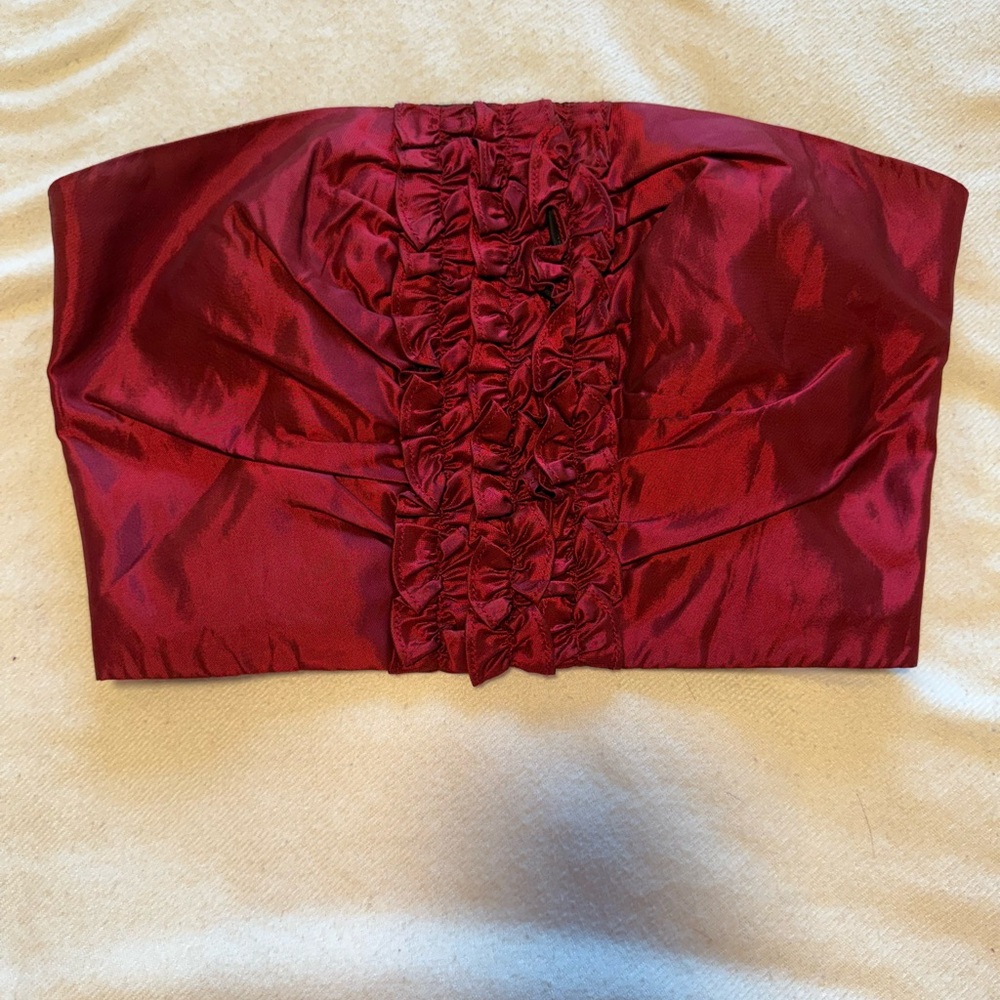 Elegant Red Strapless Top 💋